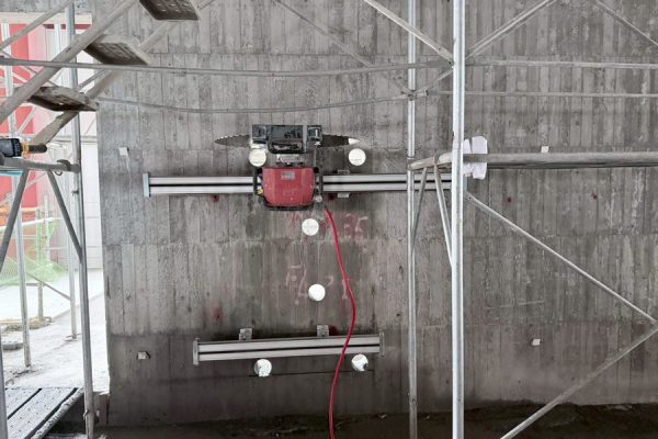 切割牆面洗孔施作